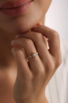 'KAR TANESİ' YANLARI TAŞLI YÜZÜK - 