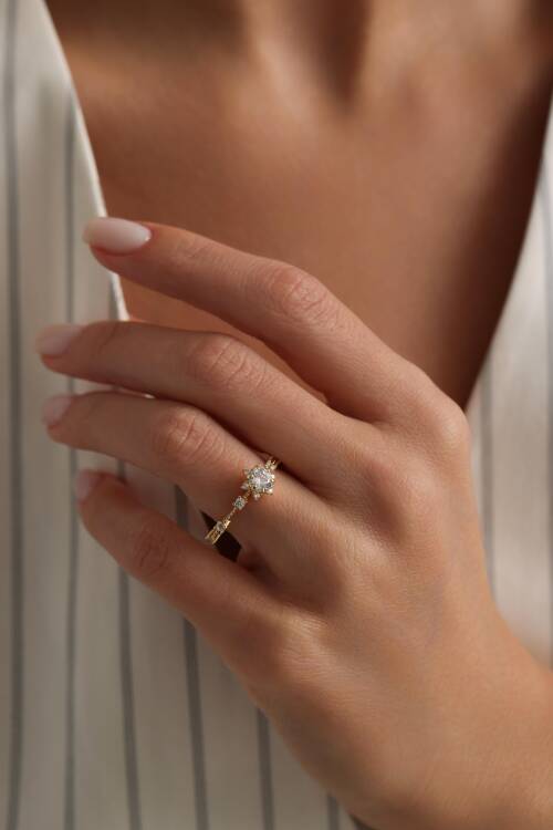 'KAR TANESİ' YANLARI TEK TAŞLI YÜZÜK - 1