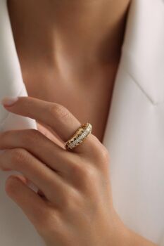 ORTASI BAGET TAŞLI YÜZÜK - 